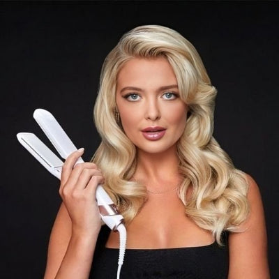 jeune femme tient un joli lisseur blanc