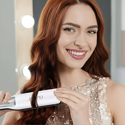 belle femme tient un lisseur cheveux blanc