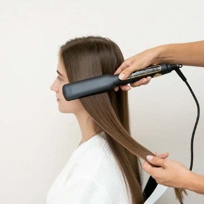 coiffeuse utilise lisseur cheveux noir