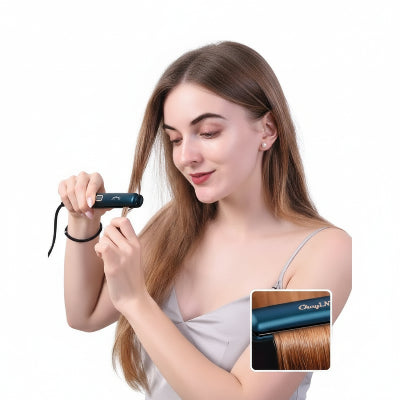 femme lisse ses cheveux avec un lisseur bleu