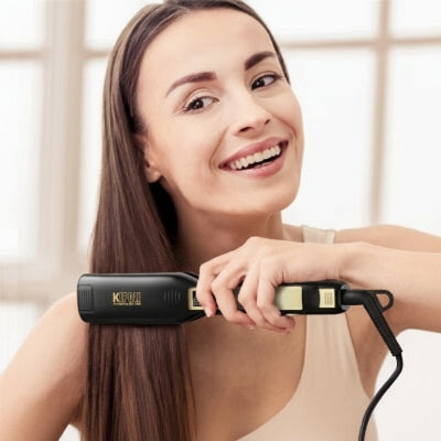 femme lisse ses longs cheveux avec lisseur cheveux noir