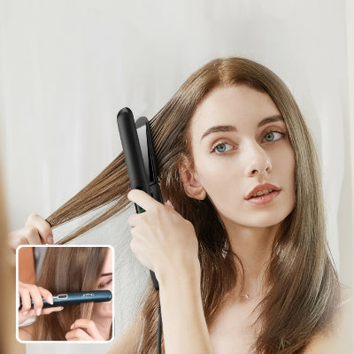 femme utilise un joli lisseur noir