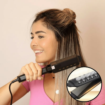 femme souriante tient lisseur noir