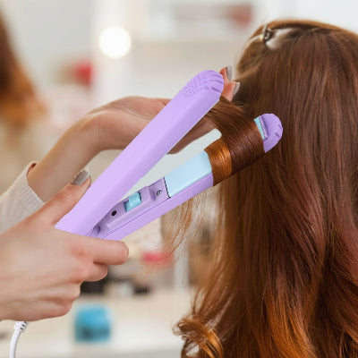 femme utilise lisseur à cheveux rose