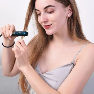 femme utilise lisseur pratique