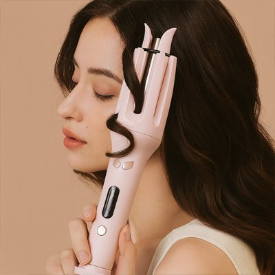 Jeune fille utilise un boucleur automatique 