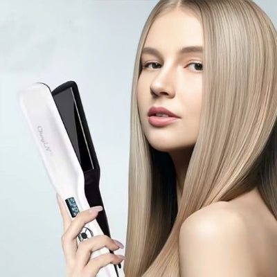 jeune fille tient lisseur cheveux avec écran