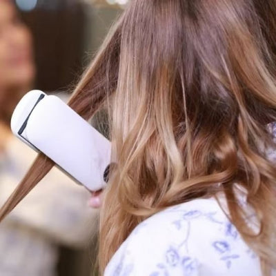 jeune fille utilise lisseur pour ses cheveux