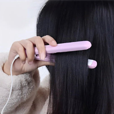 jeune fille utilise lisseur à cheveux rose