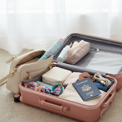 joli lisseur bleu dans un sac de voyage