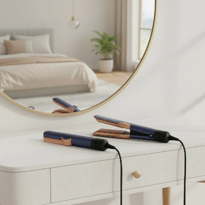 lisseur à cheveux bleu devant le miroir