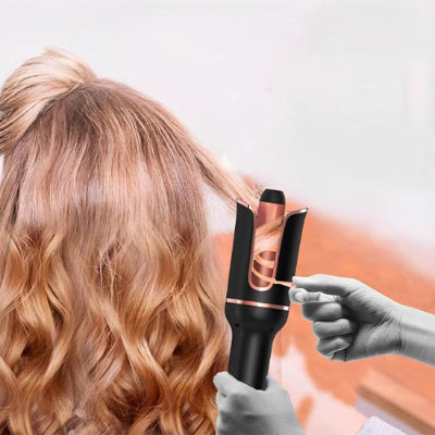 un coiffeur utilise fer a boucler