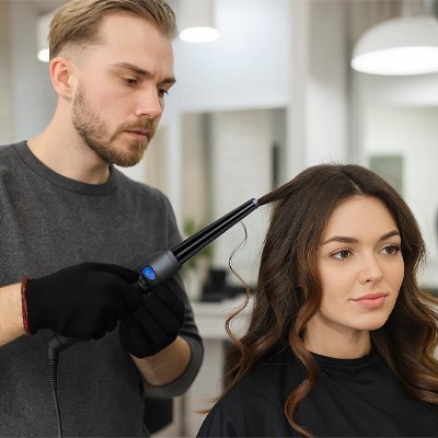 un coiffeur utilise un fer a friser