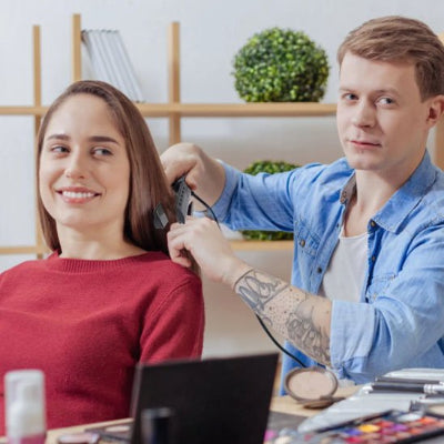 Un coiffeur utilise un fer a lisser 