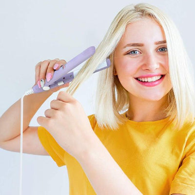 une blonde utilise un petit fer a lisser 