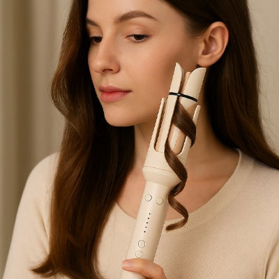 une brune tient un boucleur automatique 