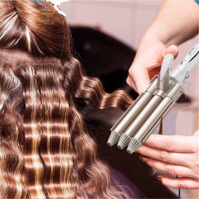 une coiffeuse utilise un fer a friser