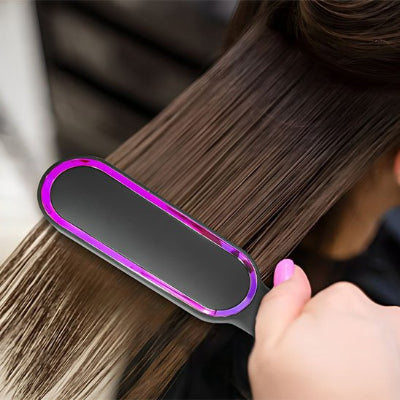 une dame lisse avec mini lisseur