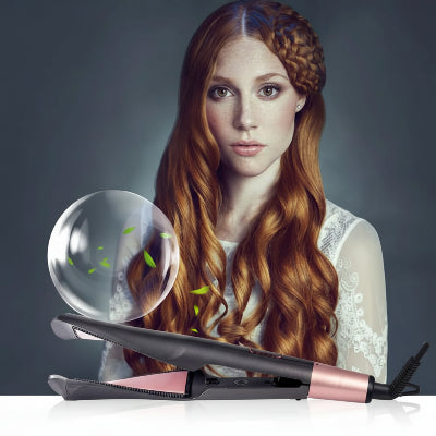  une femme avec lisseur boucleur