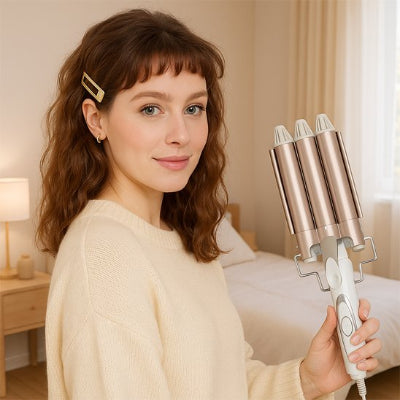 une femme tient un fer a friser doré