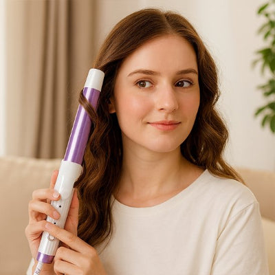une femme tient un fer à friser violet