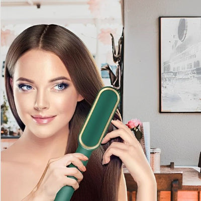 une femme utilise mini lisseur vert