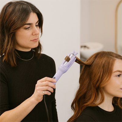 Une maman utilise un Boucleur automatique violet