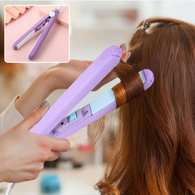 une maman utilise lisseur à cheveux